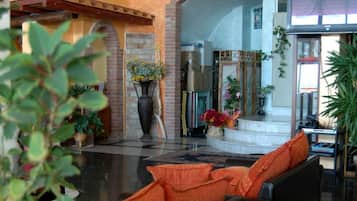 Coin salon dans le hall