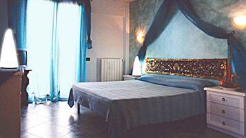 Minibar, Zimmersafe, Schreibtisch, kostenloses WLAN