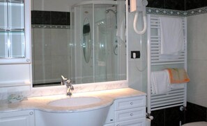 Artículos de tocador gratuitos, secador de pelo, bidet, toallas