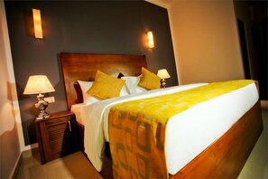 客房 (Standard Triple Room) | 客房內保險箱、書桌、隔音、免費無線上網