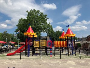 Lasten leikkialue ulkona