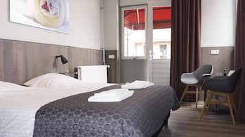 Tweepersoonskamer | Een bureau, babybedden, extra bedden, gratis wifi