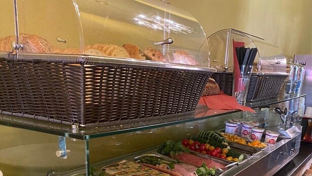 Un buffet proposant une variété de plats, notamment des viandes, des fromages et des salades.