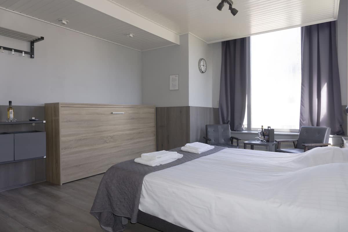 Triple Room | Desk, cribs/infant beds, rollaway beds, free WiFi