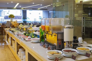 2 restaurants; breakfast, lunch and dinner served