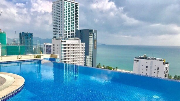 A rooftop pool with a clear view of the ocean and surrounding high-rise buildings. - Rosaka Nha Trang Hotel (Nha Trang)