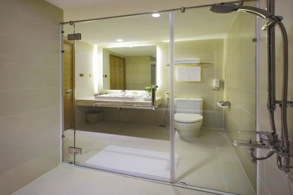 Articles de toilette gratuits, sèche-cheveux, chaussons, bidet