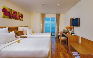 Premier Deluxe Twin | Minibar, in-room safe, desk, soundproofing