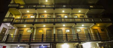Bagian depan properti - sore/malam