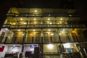 Voorkant accommodatie - avond/nacht