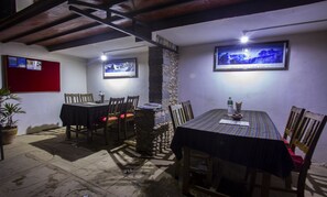 S'hi serveixen esmorzars, dinars, sopars i plats de cuina índia