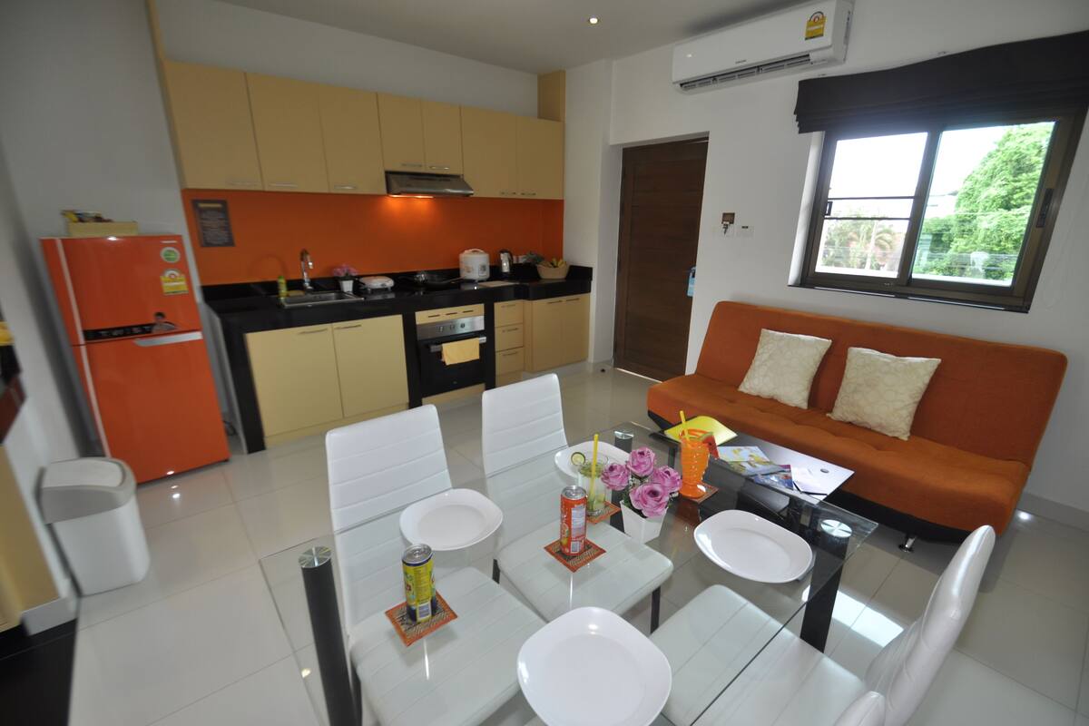 Una cocina moderna con comedor, sofá y ventana con vistas.