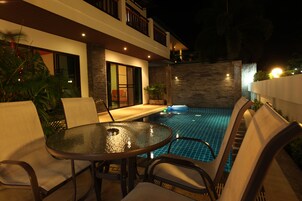 Una piscina al aire libre, tumbonas