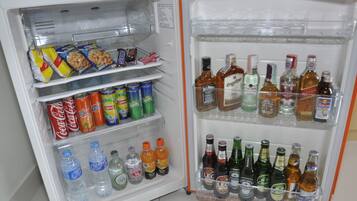 Ein Kühlschrank gefüllt mit Snacks, Getränken und Flaschen.