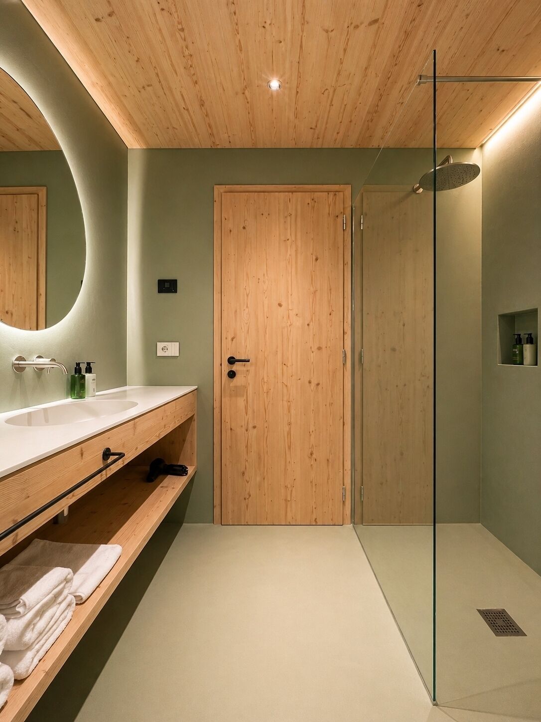Chalet, Sauna | Badezimmer | Badewanne und Dusche (separat), Regendusche, Haartrockner, Bidet