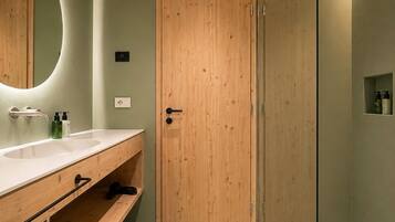 Chalet, Sauna | Badezimmer | Badewanne und Dusche (separat), Regendusche, Haartrockner, Bidet