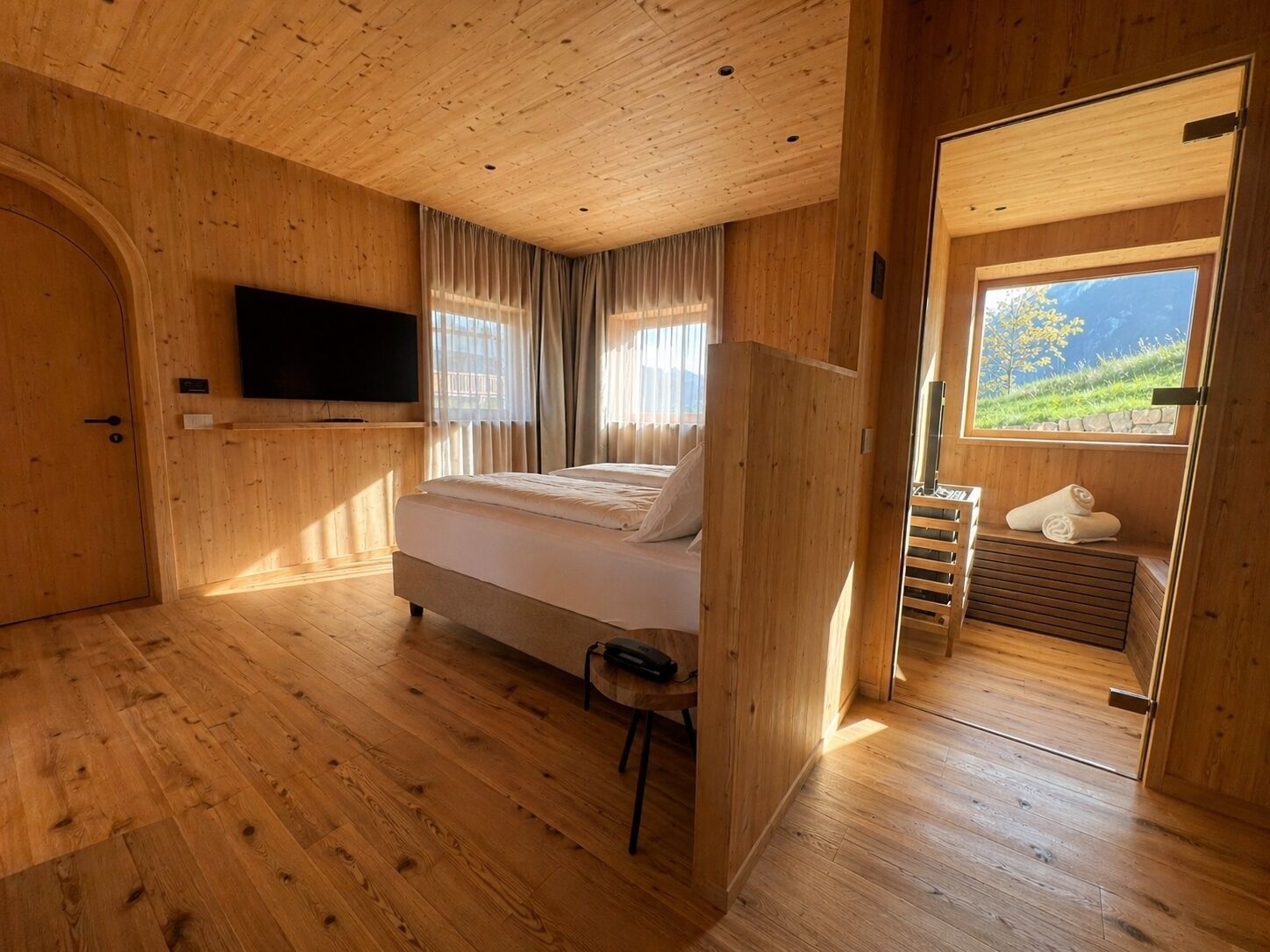 Nhà gỗ, phòng tắm hơi | Bộ đồ giường cao cấp, chăn bông, két bảo mật tại phòng, bàn 