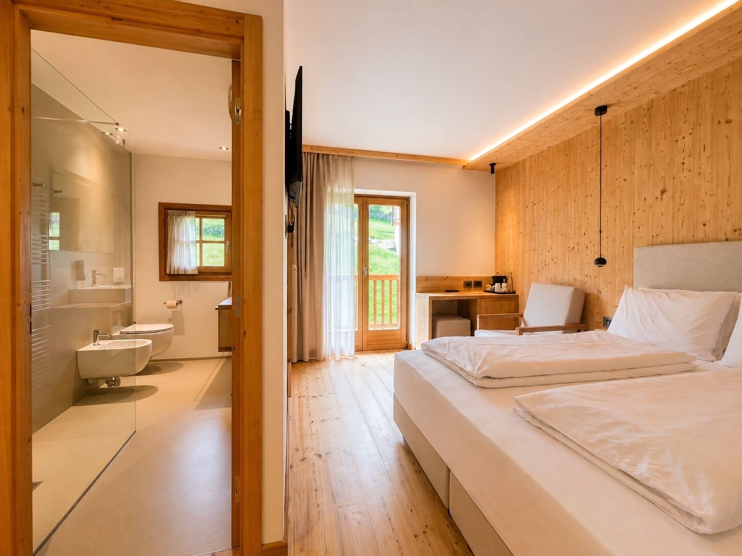 Standard Double or Twin Room, Balcony | Peralatan tempat tidur premium, gebar bulu kapas, peti besi dalam bilik 