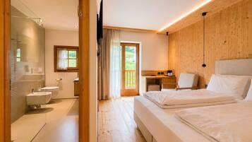 Standard Double or Twin Room, Balcony | Peralatan tempat tidur premium, gebar bulu kapas, peti besi dalam bilik