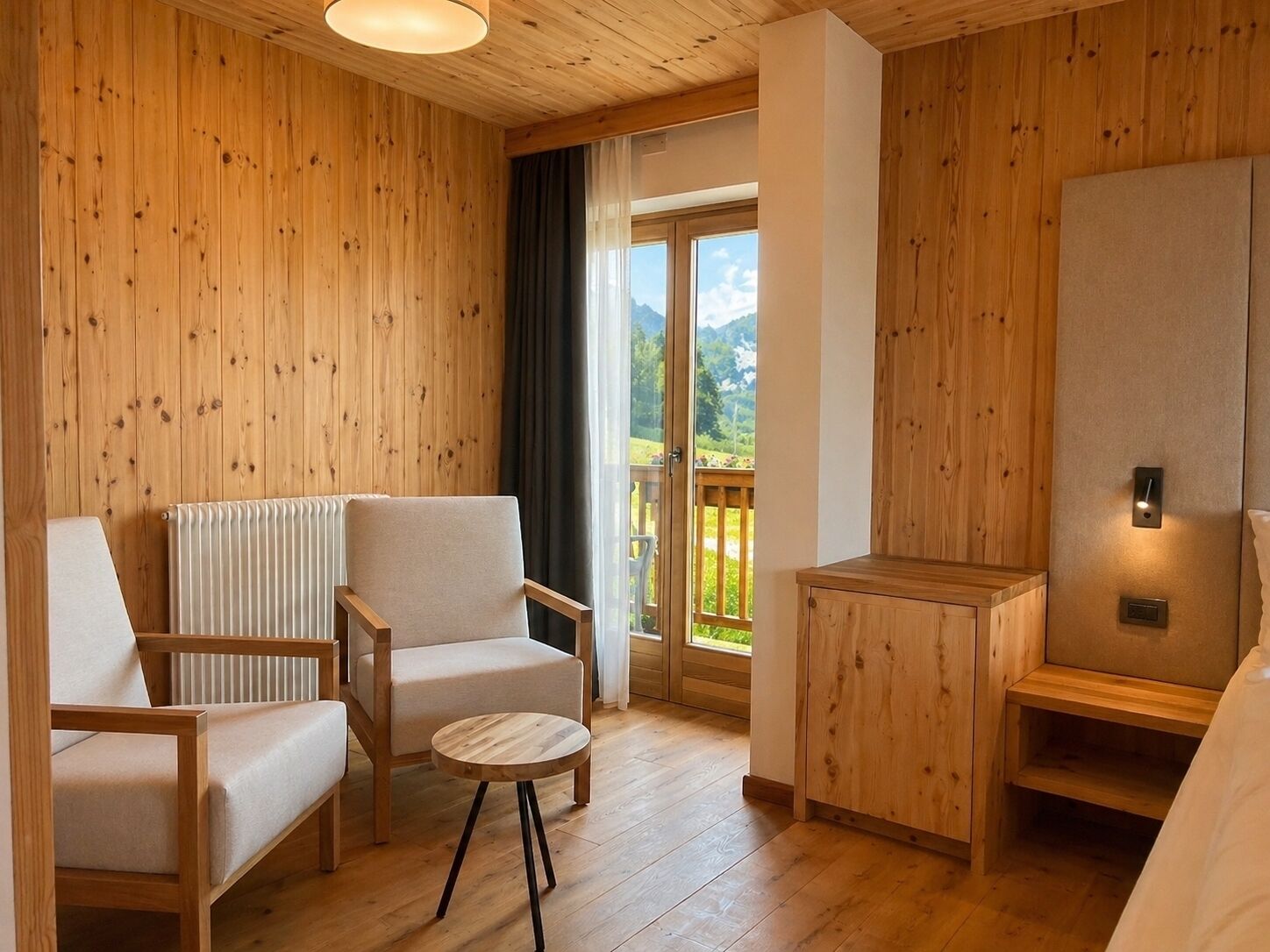 Una habitación con paneles de madera, un sofá, un sillón, una mesita redonda y un aparador.