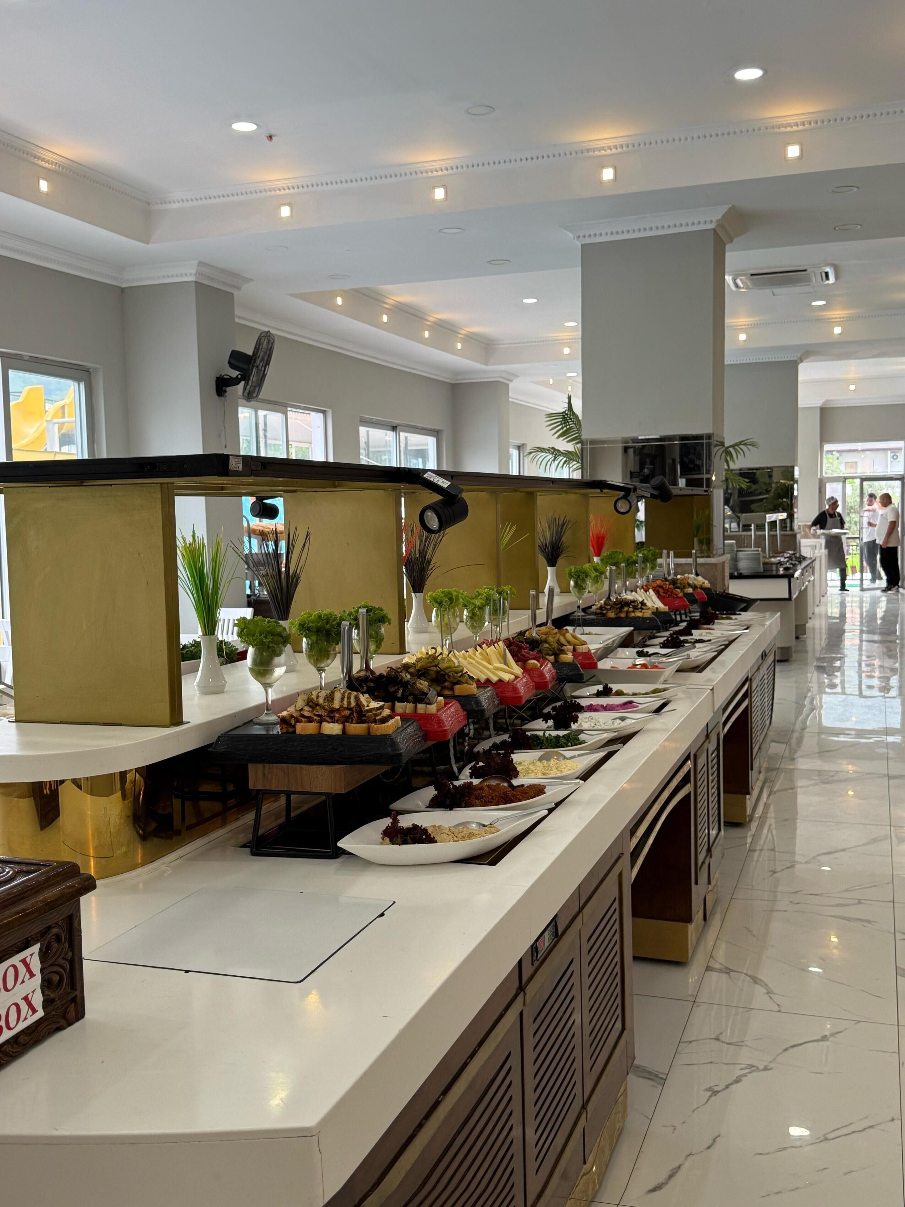 2 restaurantes; se sirve desayuno, almuerzo y cena