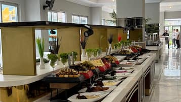 2 restaurantes; se sirve desayuno, almuerzo y cena