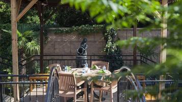 2 restoran, melayani sarapan, makan siang; sajian masakan Turki