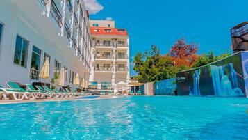 2 piscines extérieures, parasols de plage, chaises longues