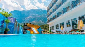 2 piscines extérieures, parasols de plage, chaises longues