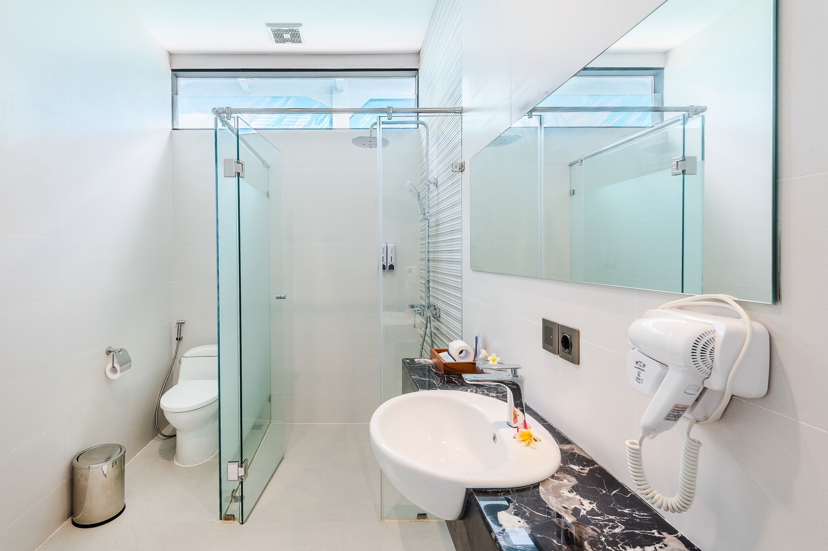 deluxe twin room | bathroom | shower, free toiletries, hair dryer, slippers