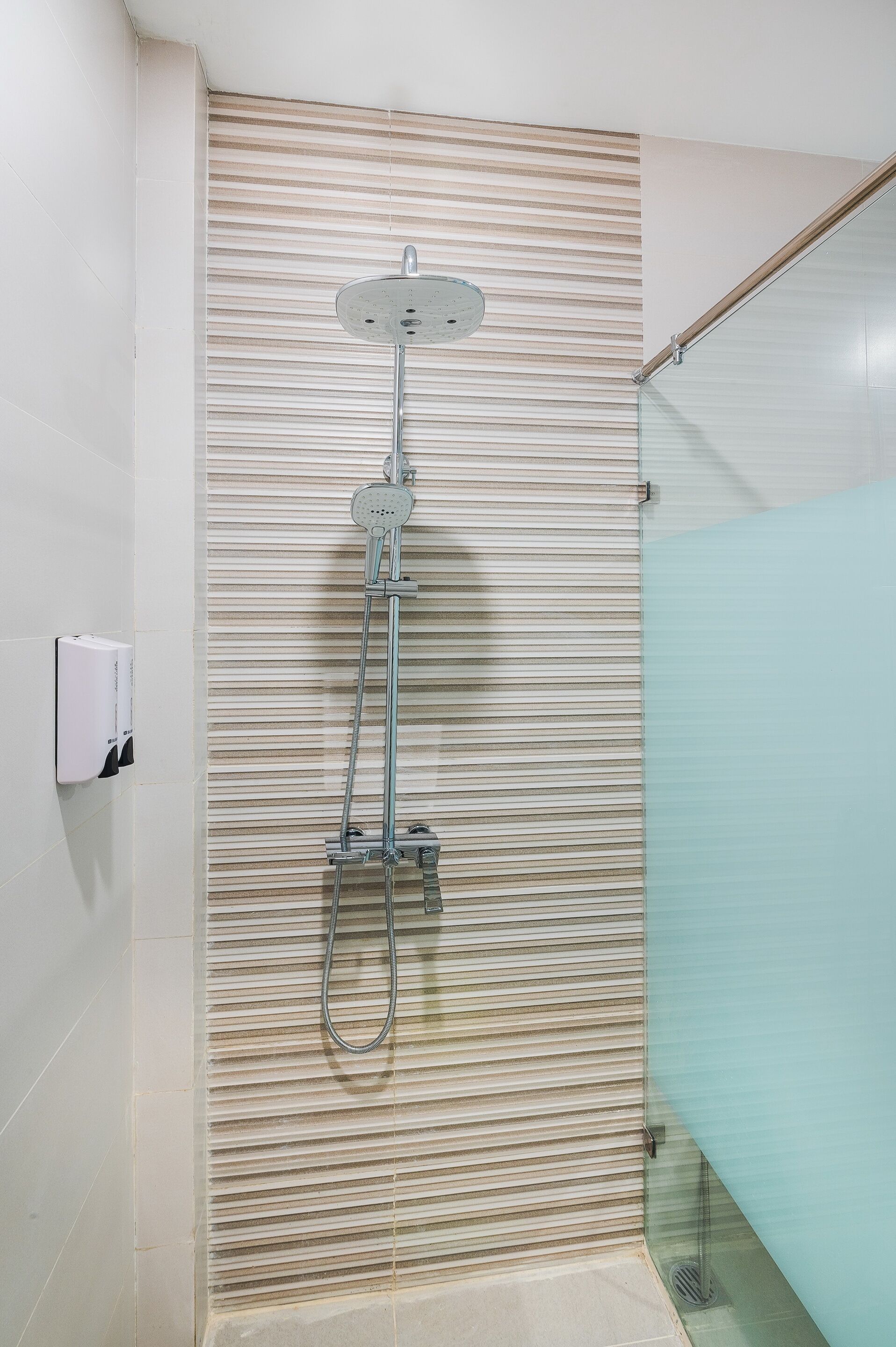 deluxe family with garden view | bathroom shower