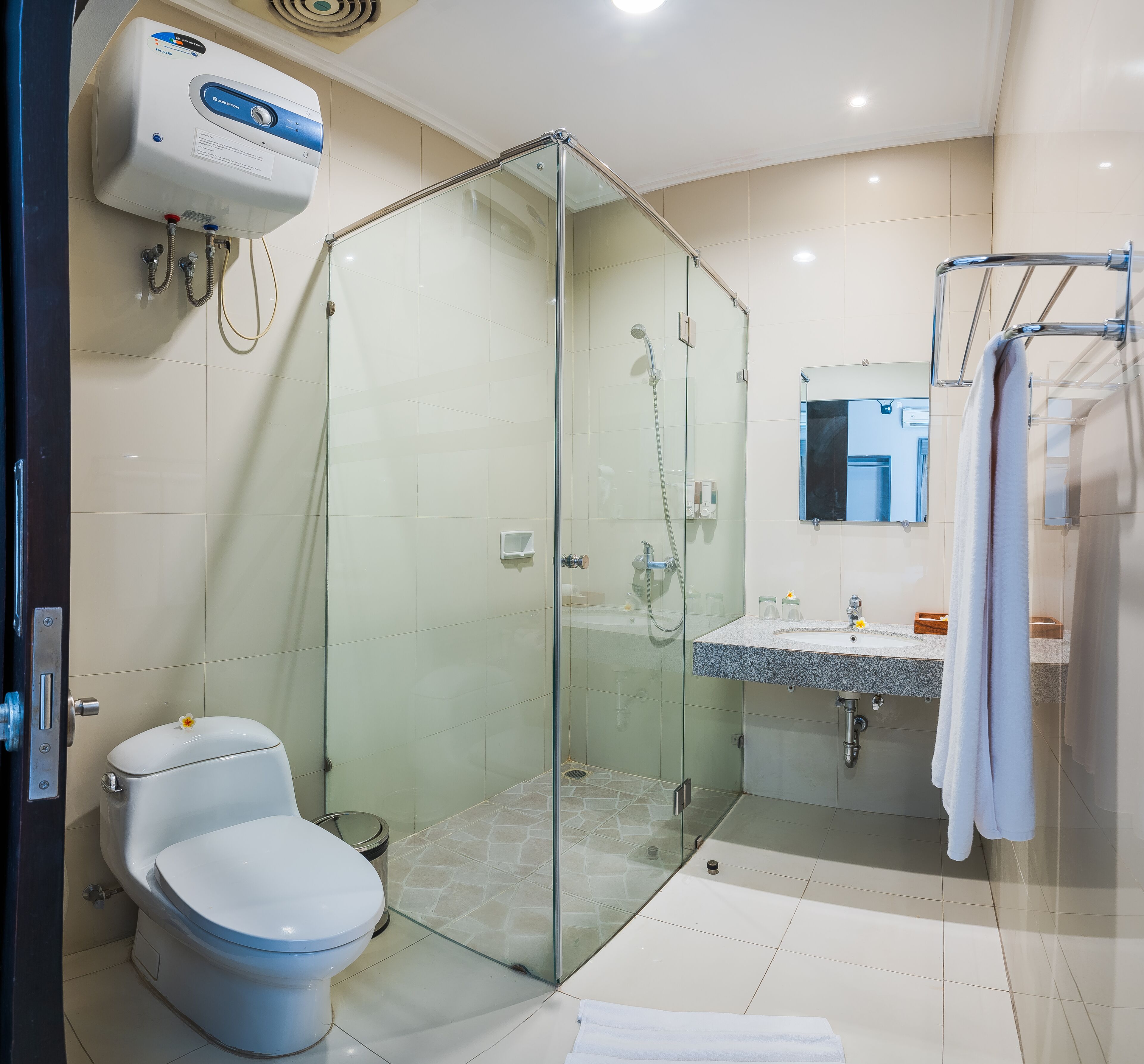 deluxe sea view or pool double | bathroom | shower, free toiletries, hair dryer, slippers