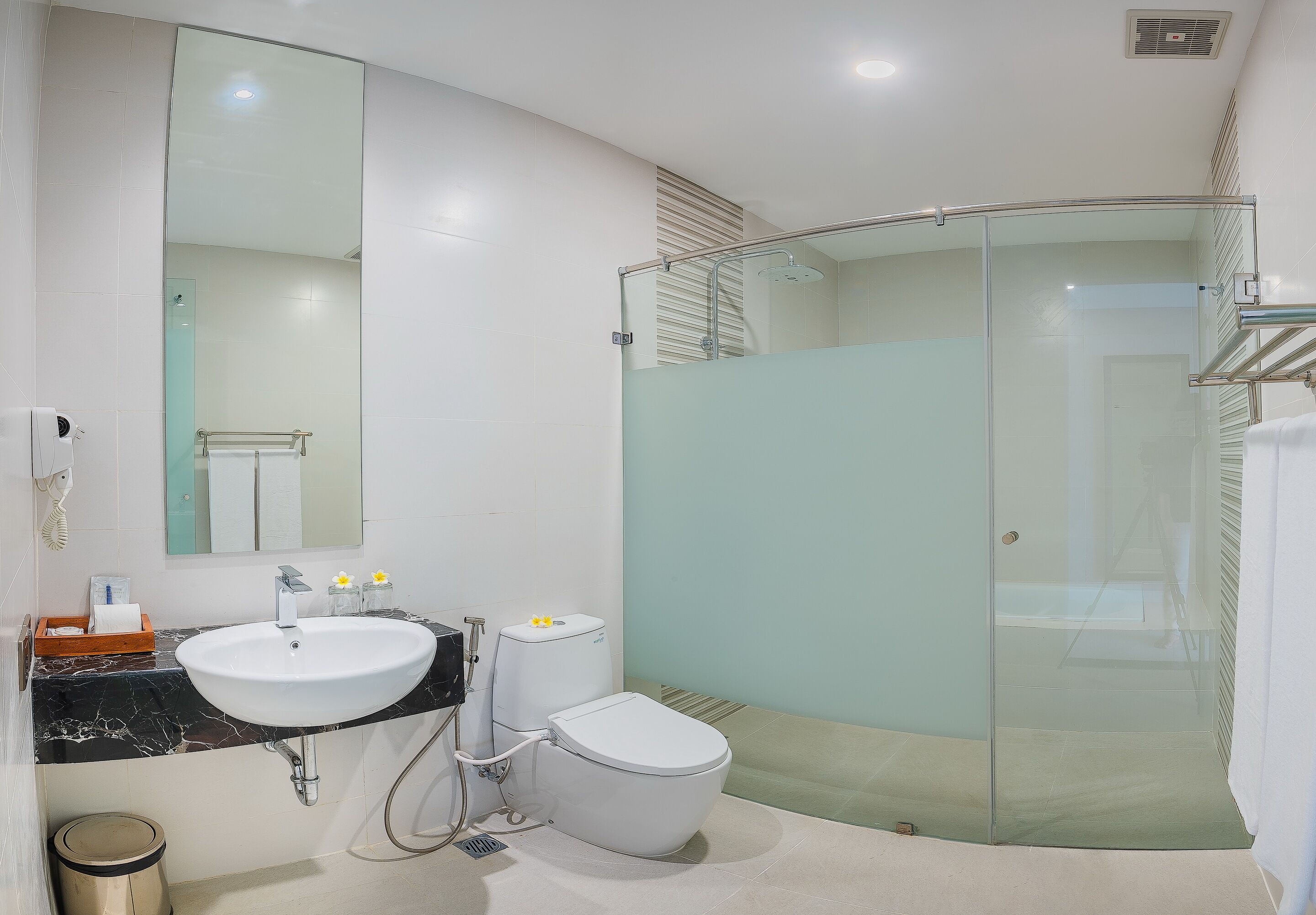 deluxe executive with sea view | bathroom | shower, free toiletries, hair dryer, slippers