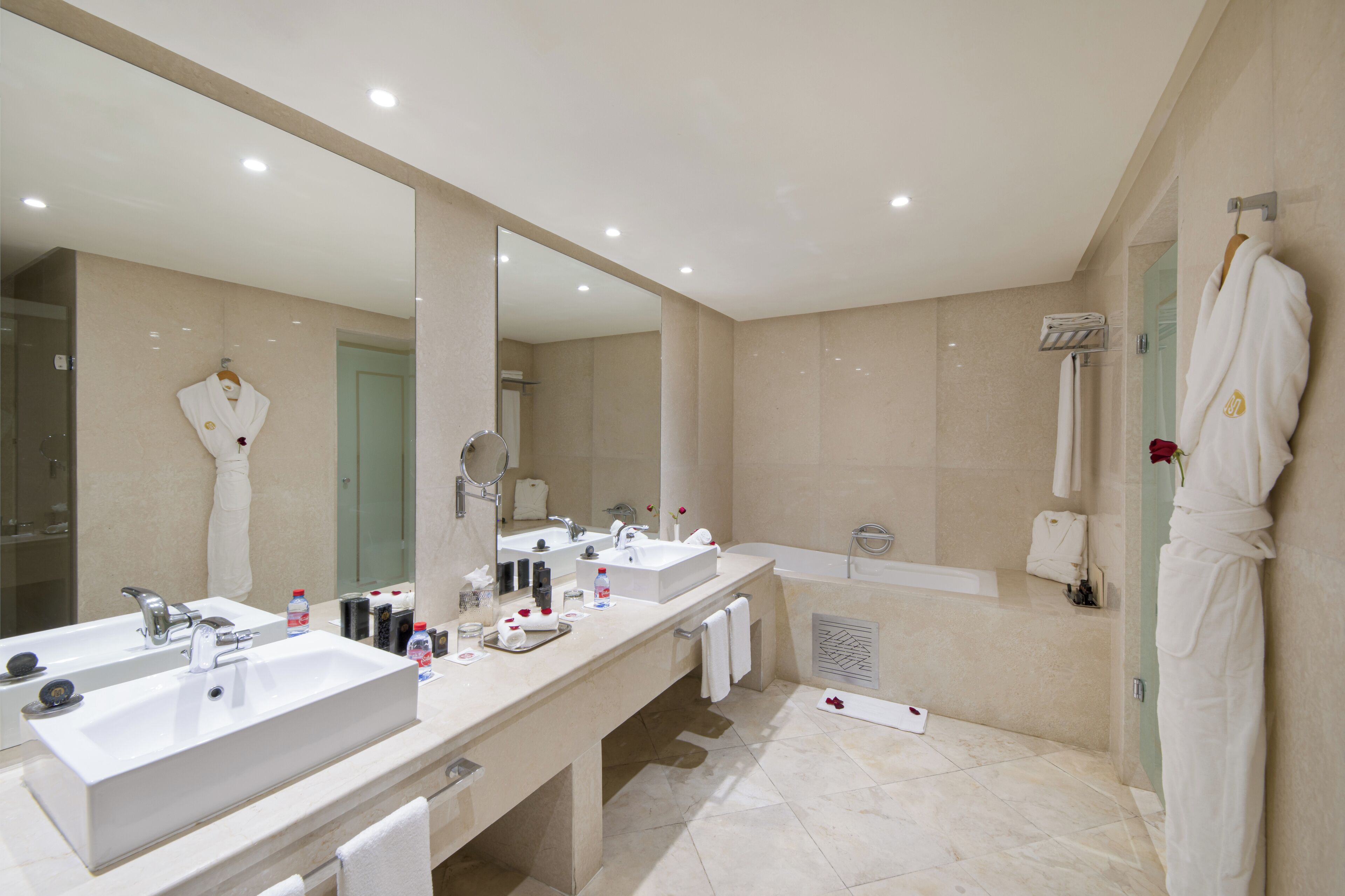 Family Room, 1 King Bed, Connecting Rooms | Bathroom