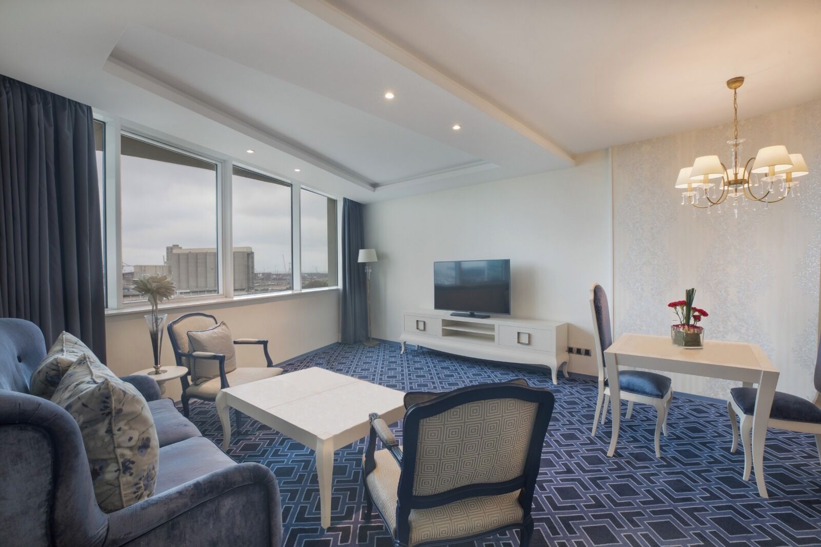 Deluxe-Suite, 1 King-Bett, Buchtblick | 1 Schlafzimmer, hochwertige Bettwaren, Minibar, Zimmersafe