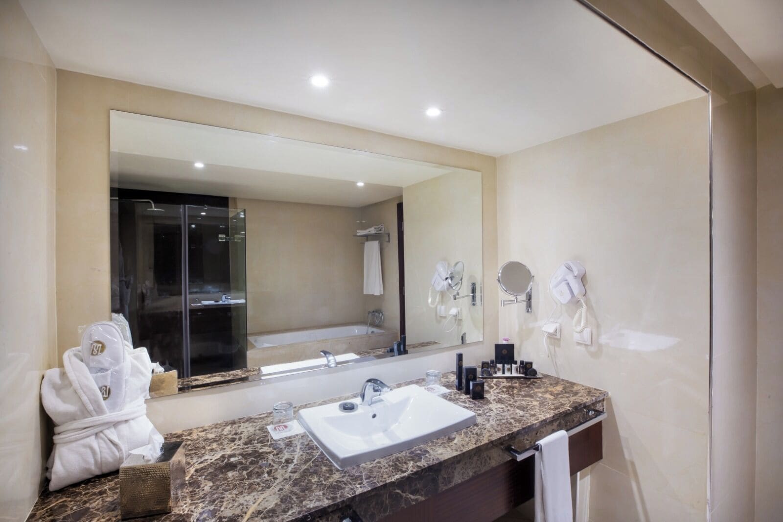Premium kamer, 1 kingsize bed | Badkamer | Een aparte badkuip en douche, een regendouche, gratis toiletartikelen