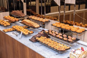 2 restaurantes; se sirven desayunos, comidas y cenas