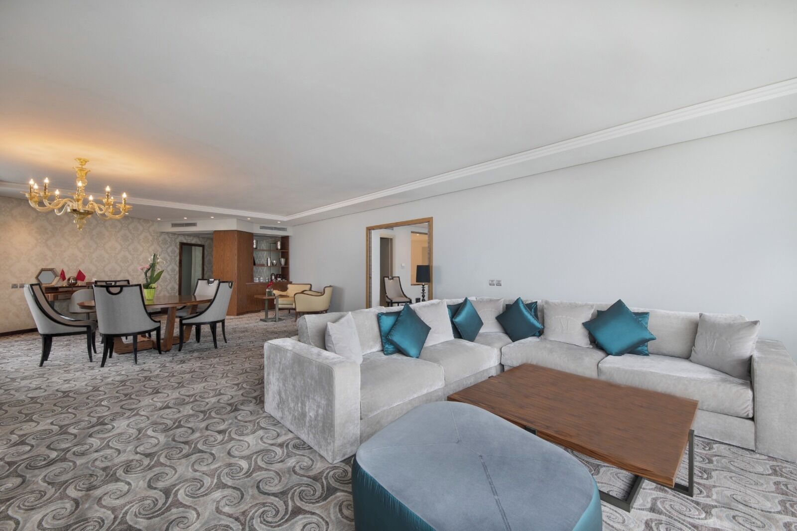 Suite Royal, 1 cama de matrimonio grande | Zona de estar | Una televisión LED