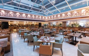 2 restaurants, breakfast, lunch, dinner served; international cuisine - Grand Mogador City Center (Casablanca)