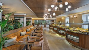 2 restoran; melayani sarapan, makan siang, dan makan malam