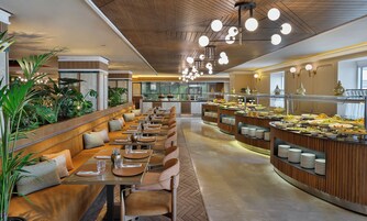 2 restaurantes; se sirve desayuno, almuerzo y cena