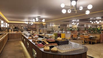 Päivittäinen buffetaamiainen (27 EUR per henkilö)