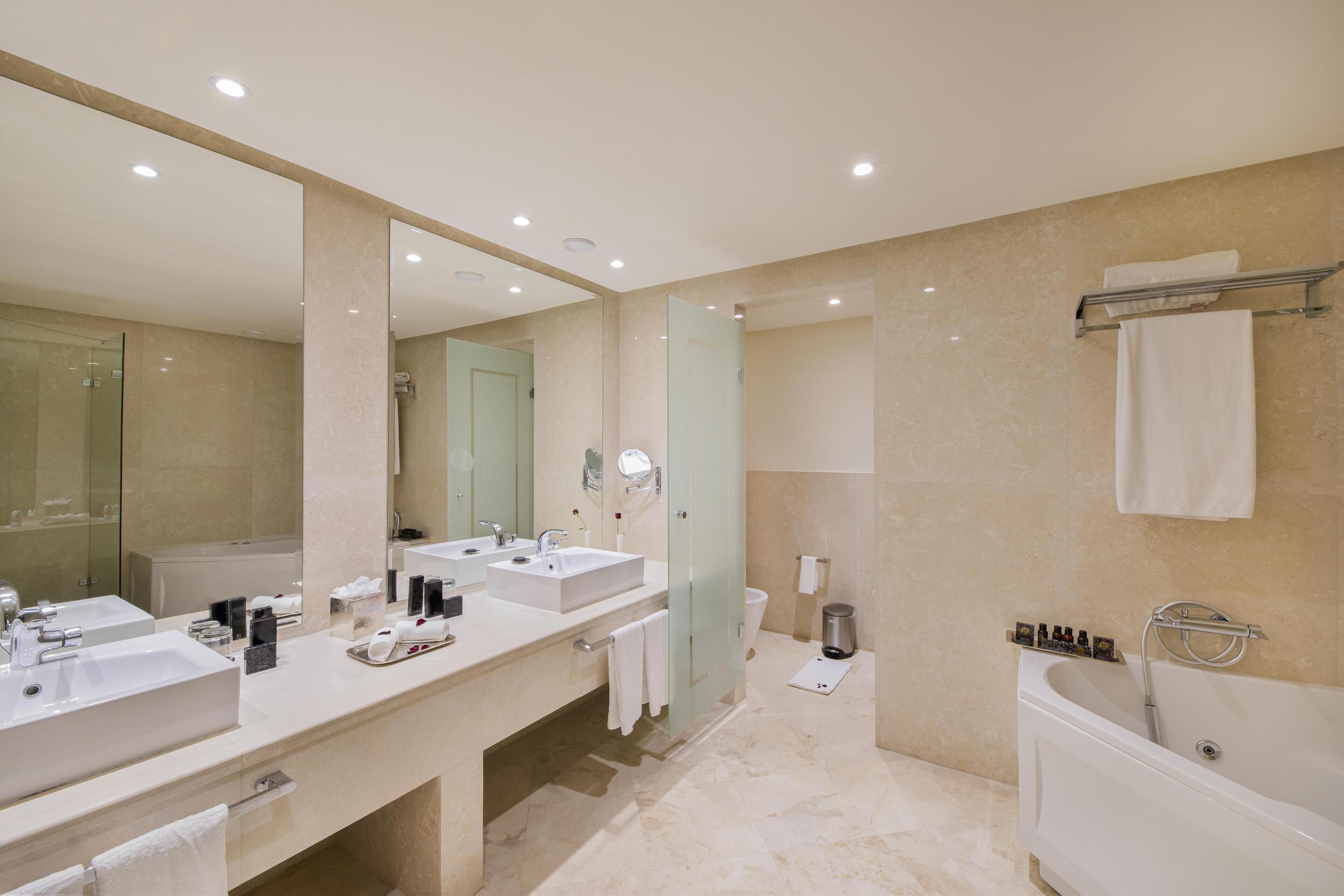 Badewanne und Dusche (separat), Regendusche, kostenlose Toilettenartikel
