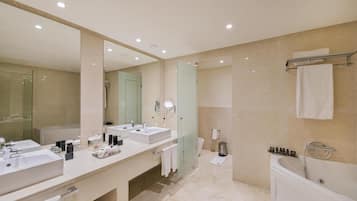 Badewanne und Dusche (separat), Regendusche, kostenlose Toilettenartikel