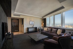 Deluxe suite, 1 kingsize bed, uitzicht op de baai | Woonruimte | Ledtelevisie