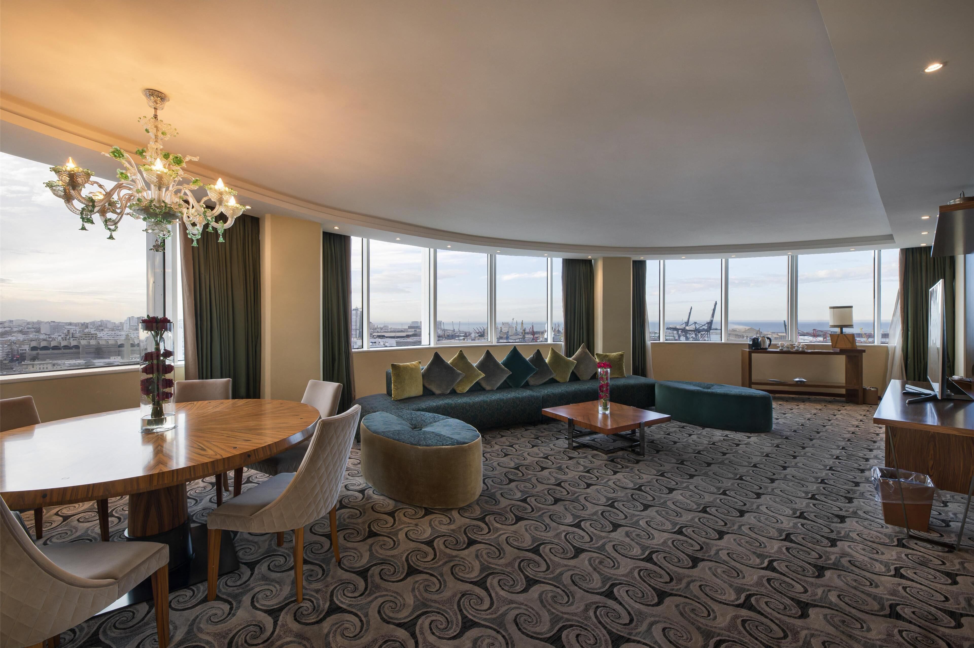 Suite presidencial, 1 cama de matrimonio grande | Zona de estar | Una televisión LED