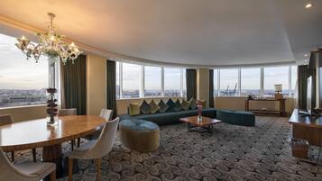 Suite presidencial, 1 cama de matrimonio grande | Zona de estar | Una televisión LED