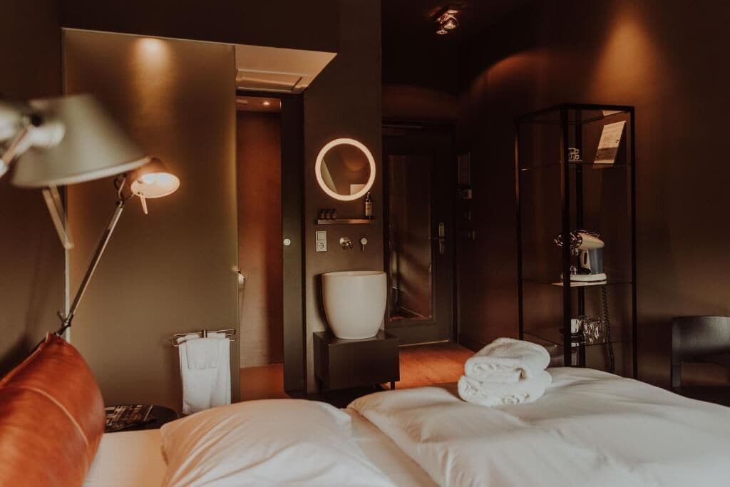 Standaard tweepersoonskamer, 1 kingsize bed | Donzen dekbedden, een kluis op de kamer, geluiddichte muren, gratis wifi