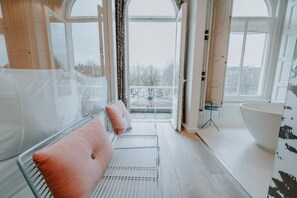 Signature-Doppelzimmer | Daunenbettdecken, Zimmersafe, schallisolierte Zimmer, kostenloses WLAN