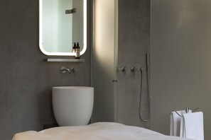 Quarto casal standard, 1 cama King | Banheiro | Chuveiro, chuveiro com efeito de chuva, produtos de toalete de grife 